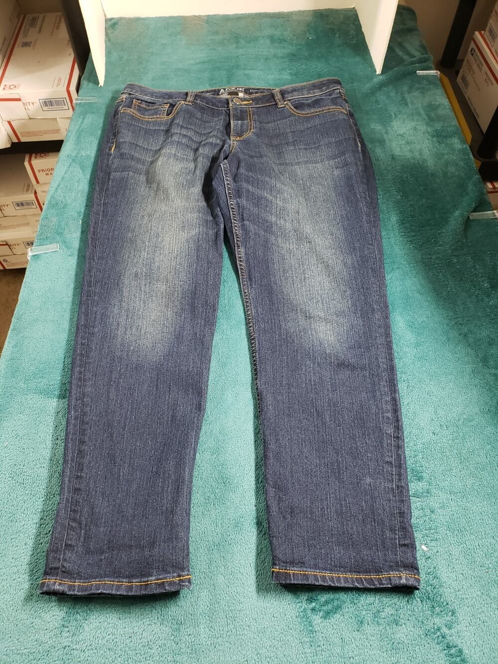 Apt 9 Jeans Size 12 Women Blue Pants Stretch Denim Mid Rise Slim Capri